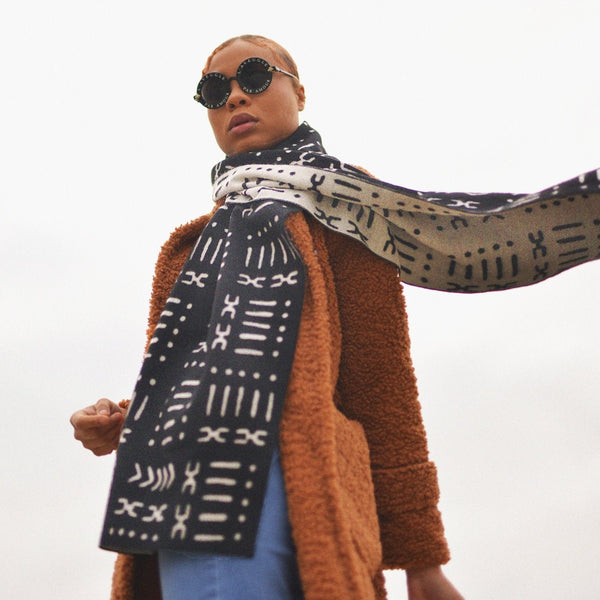 The Mud Black Scarf Scarf DIOP. 