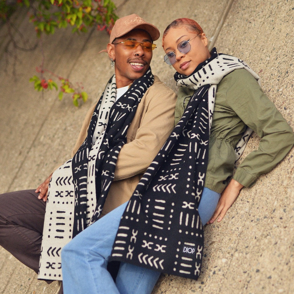 The Mud Black Scarf Scarf DIOP. 