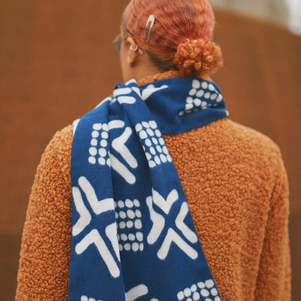 The Mud Navy Scarf Scarf DIOP. 